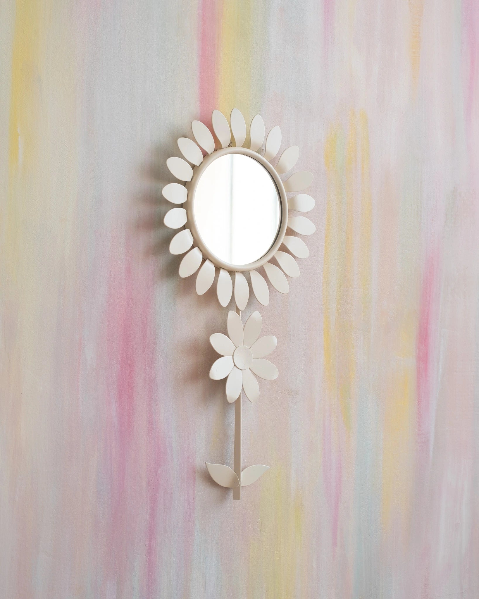Ancien miroir Fleur en métal blanc crème