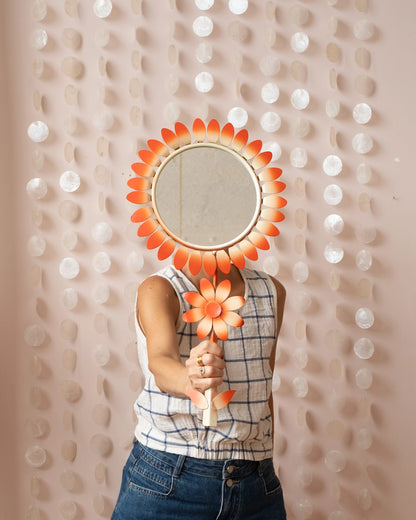 Ancien miroir fleur en métal orange