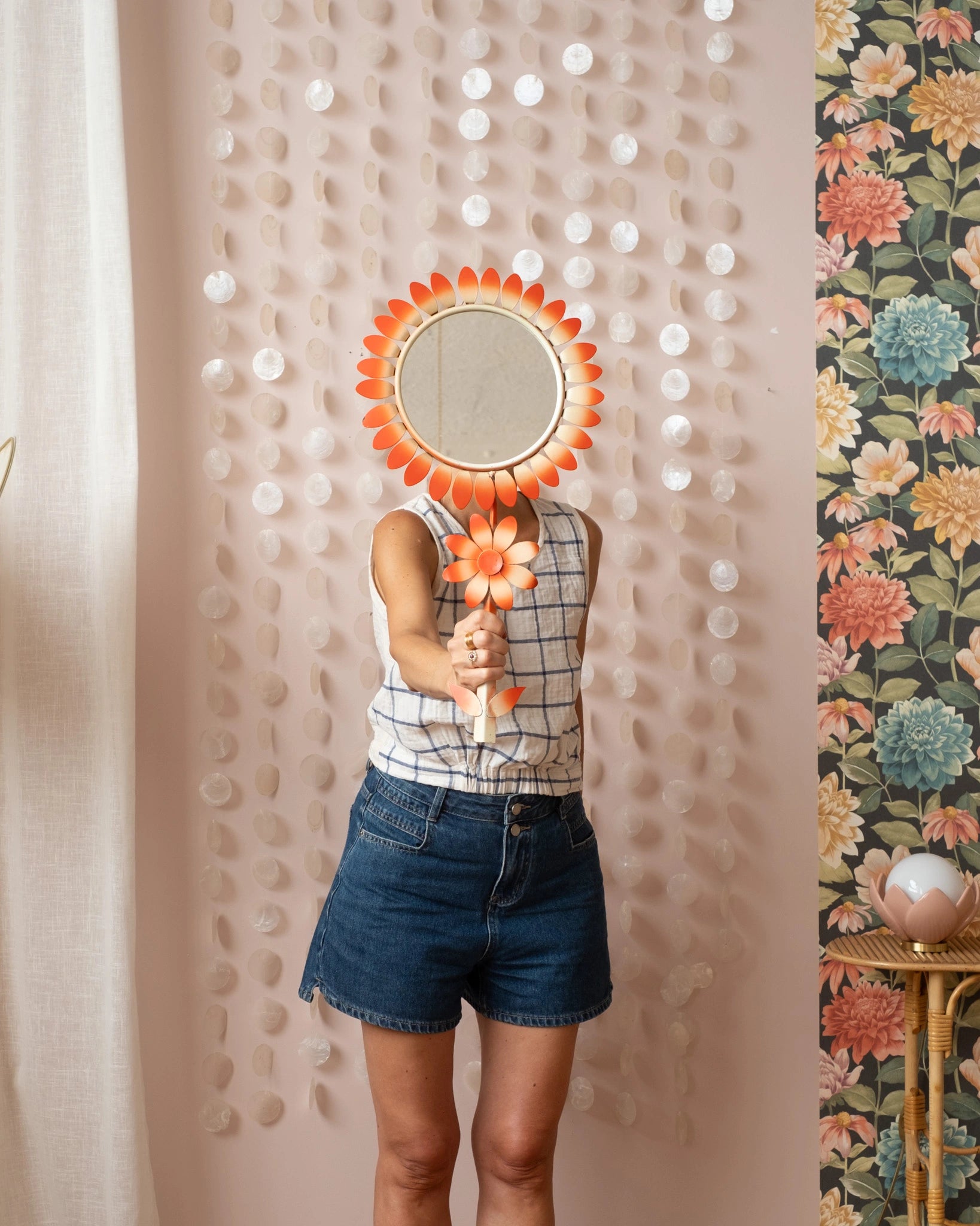 Ancien miroir fleur en métal orange