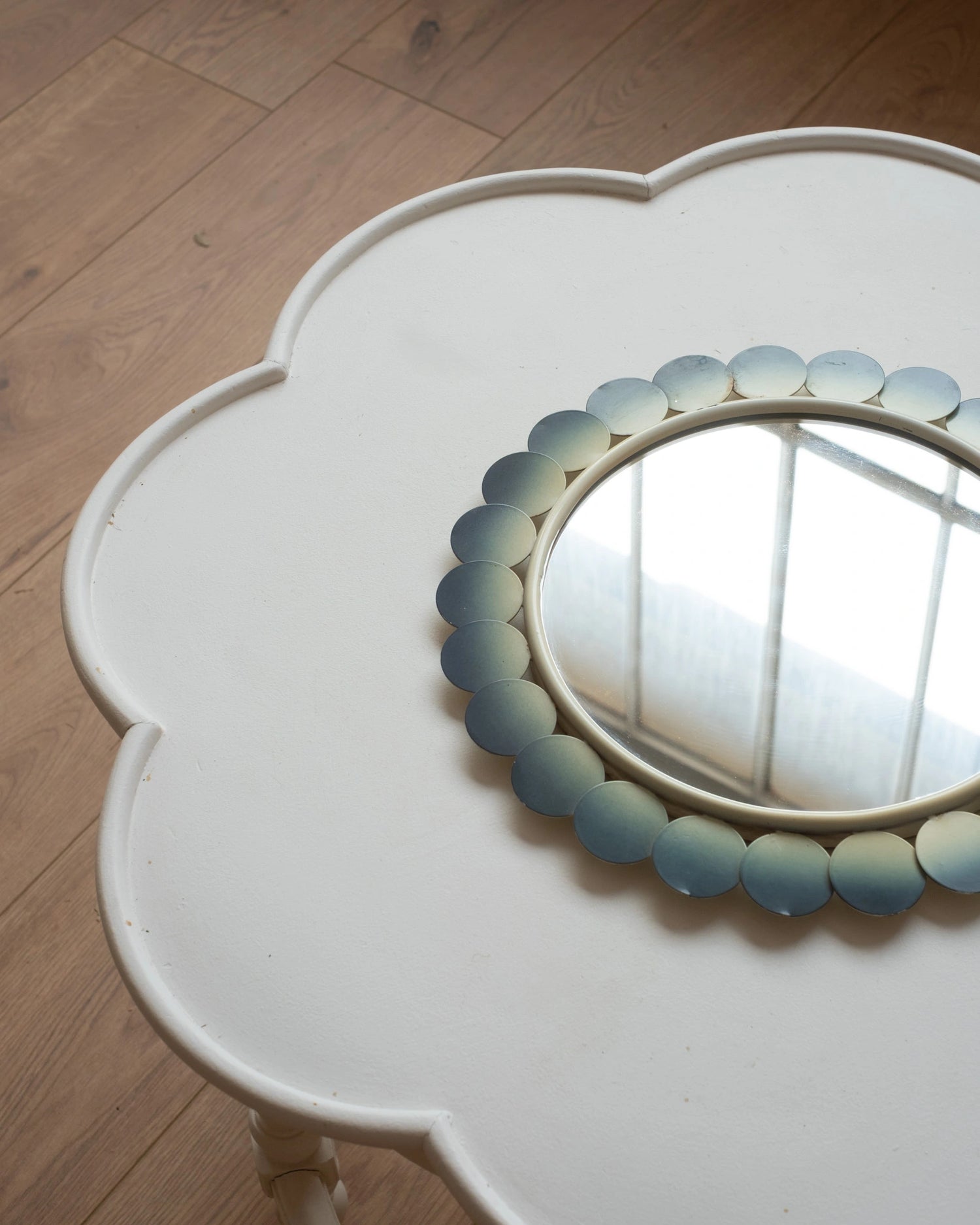 Ancien miroir fleur en métal bleu