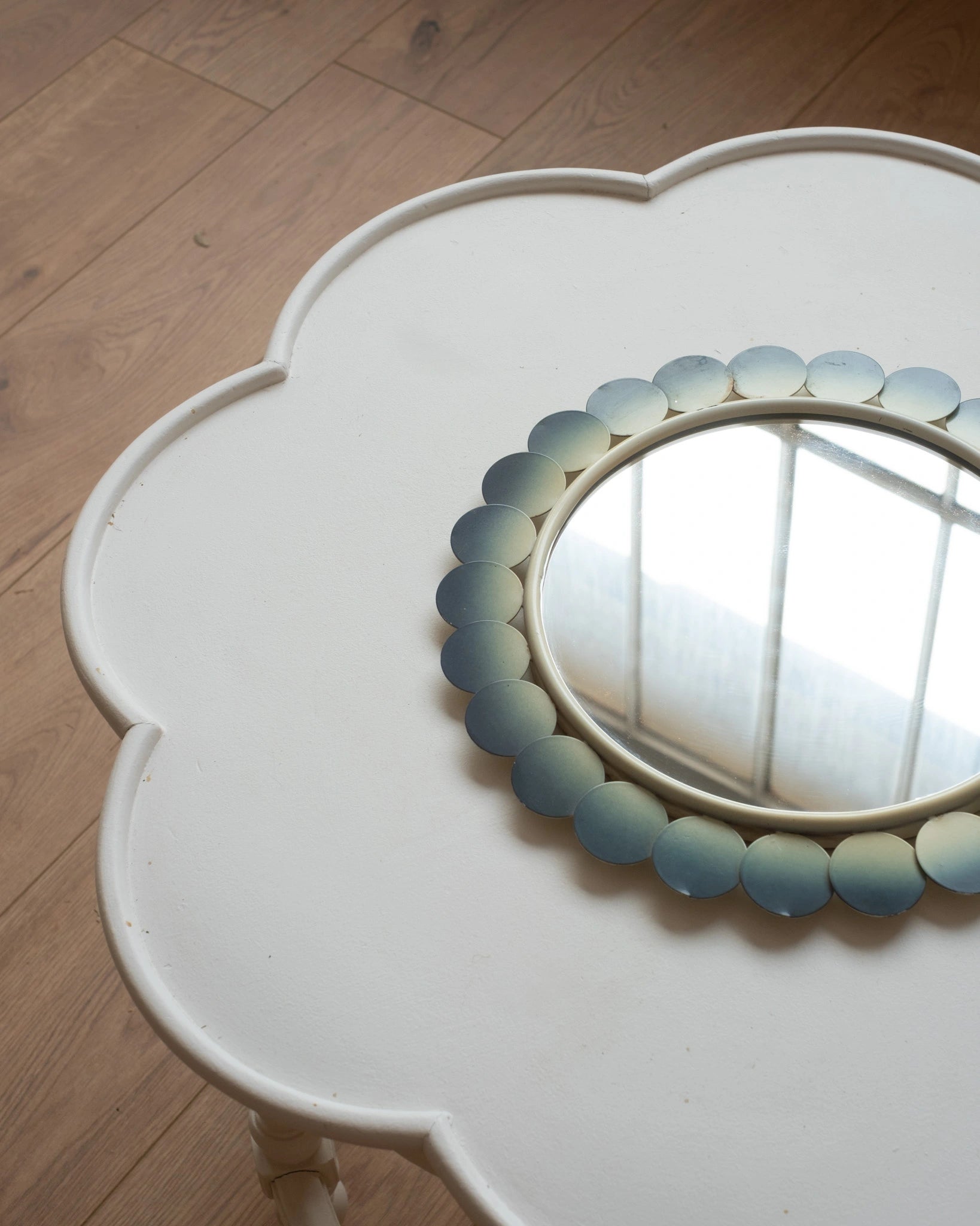 Ancien miroir fleur en métal bleu