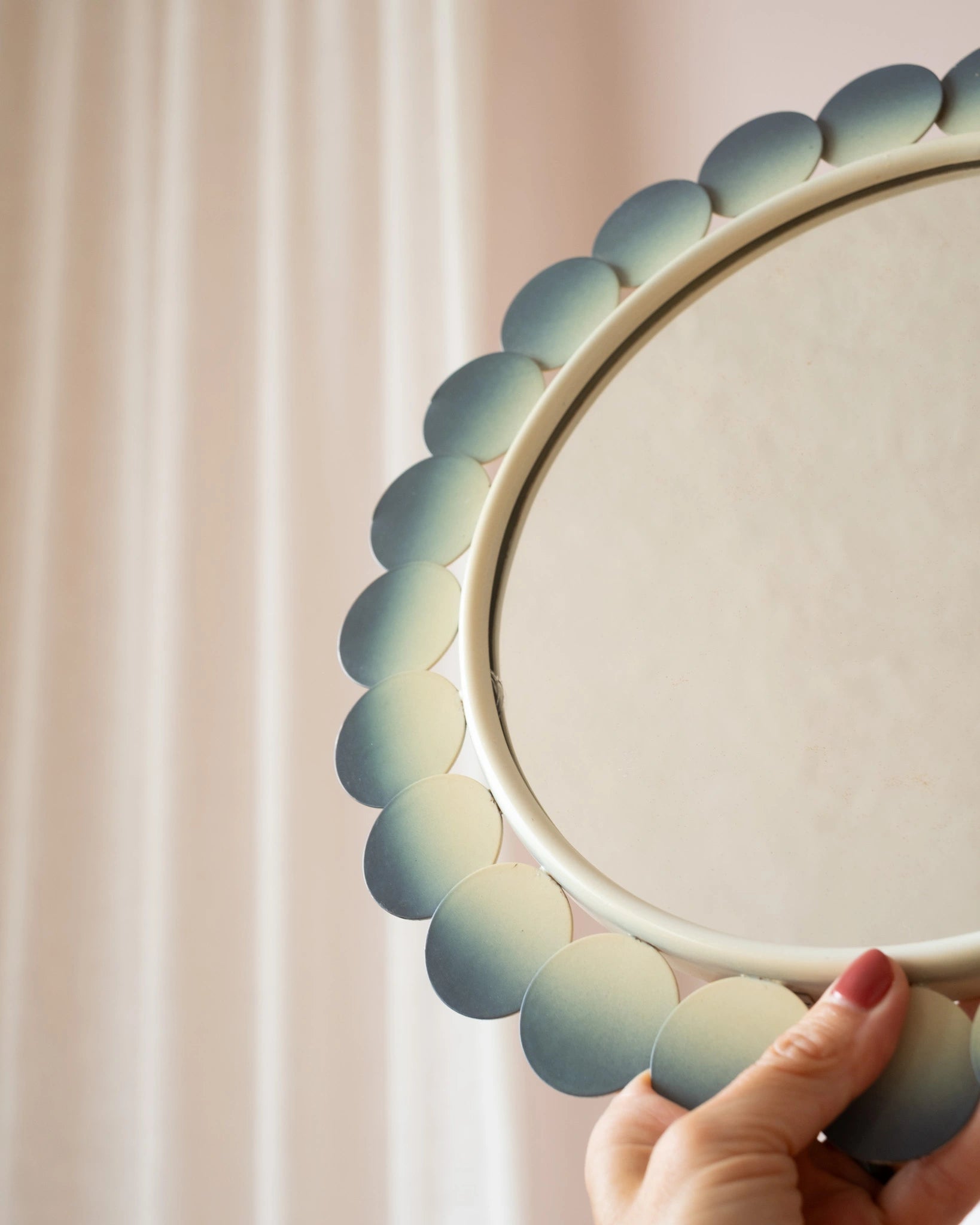 Ancien miroir fleur en métal bleu
