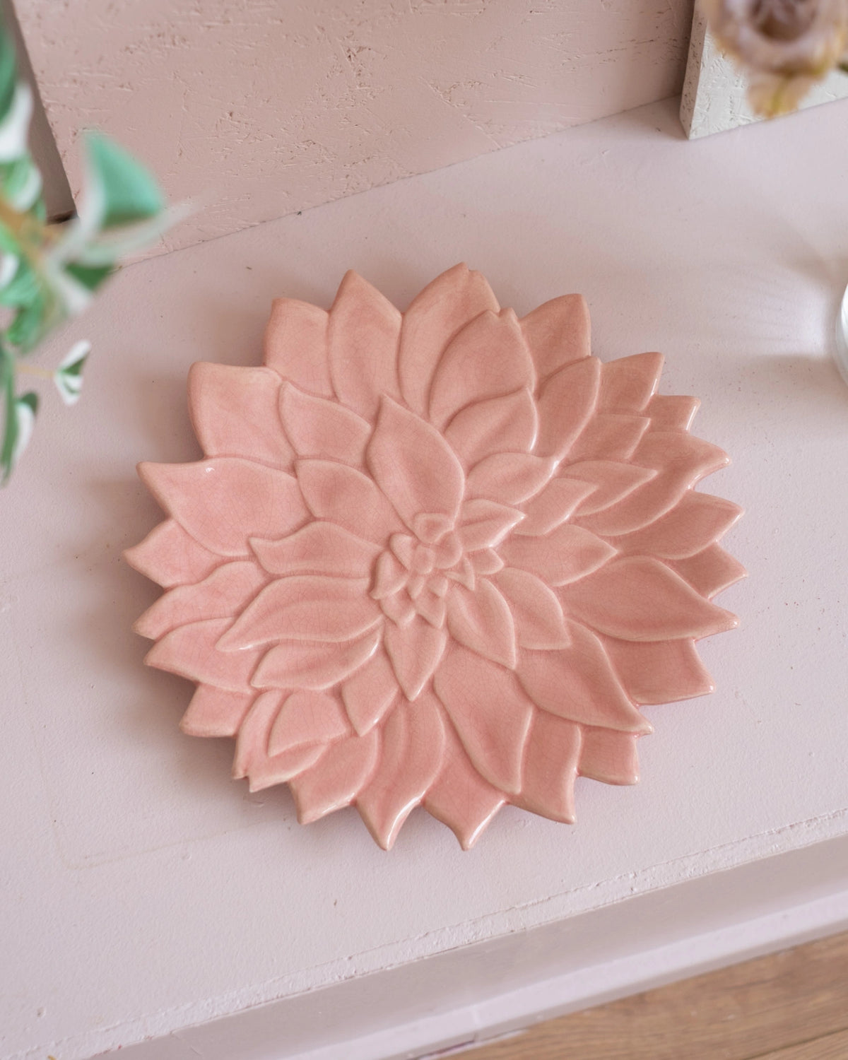 Grande assiette en faïence craquelée rose de Charolles
