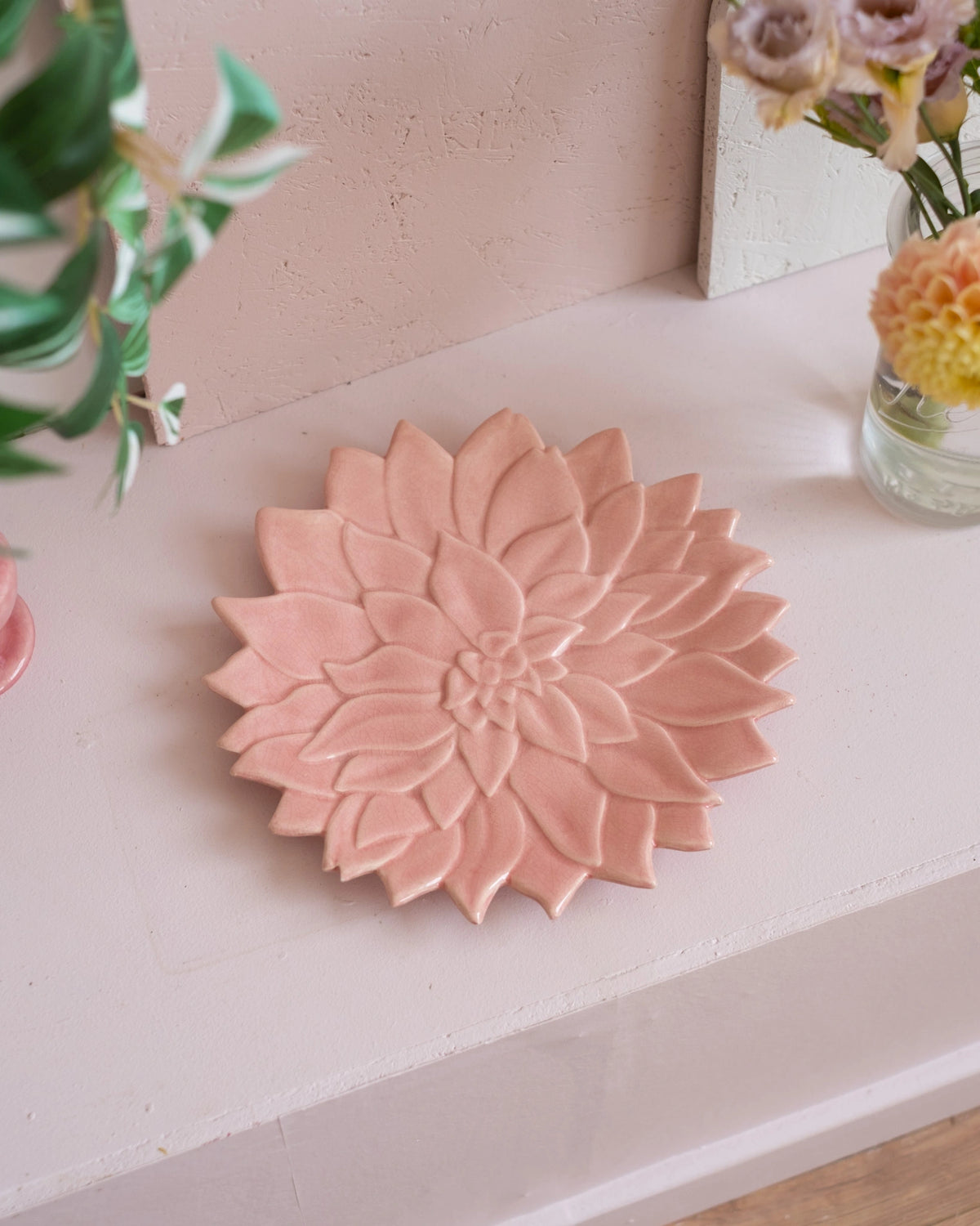 Grande assiette en faïence craquelée rose de Charolles