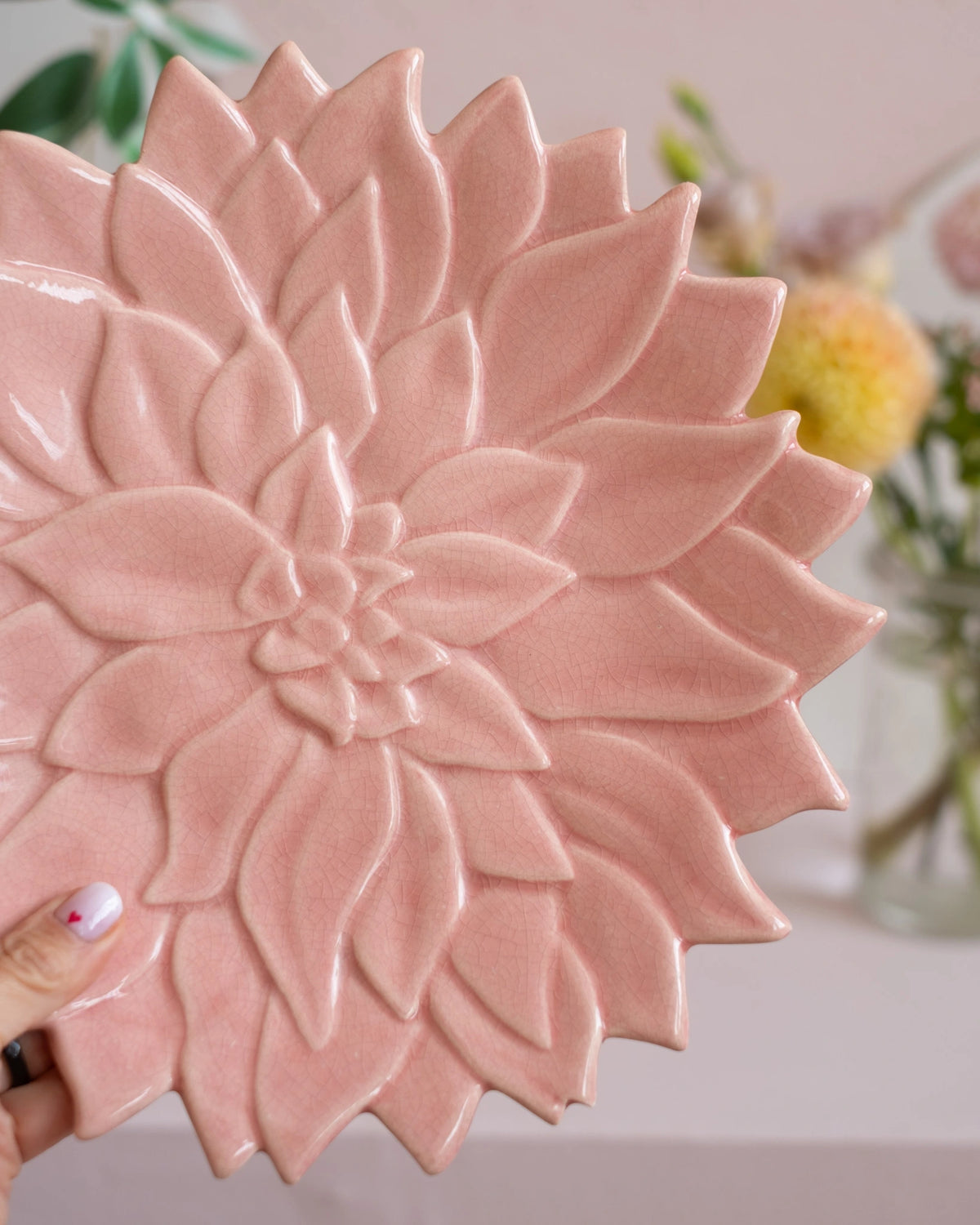 Grande assiette en faïence craquelée rose de Charolles