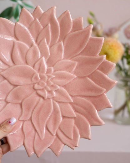 Grande assiette en faïence craquelée rose de Charolles