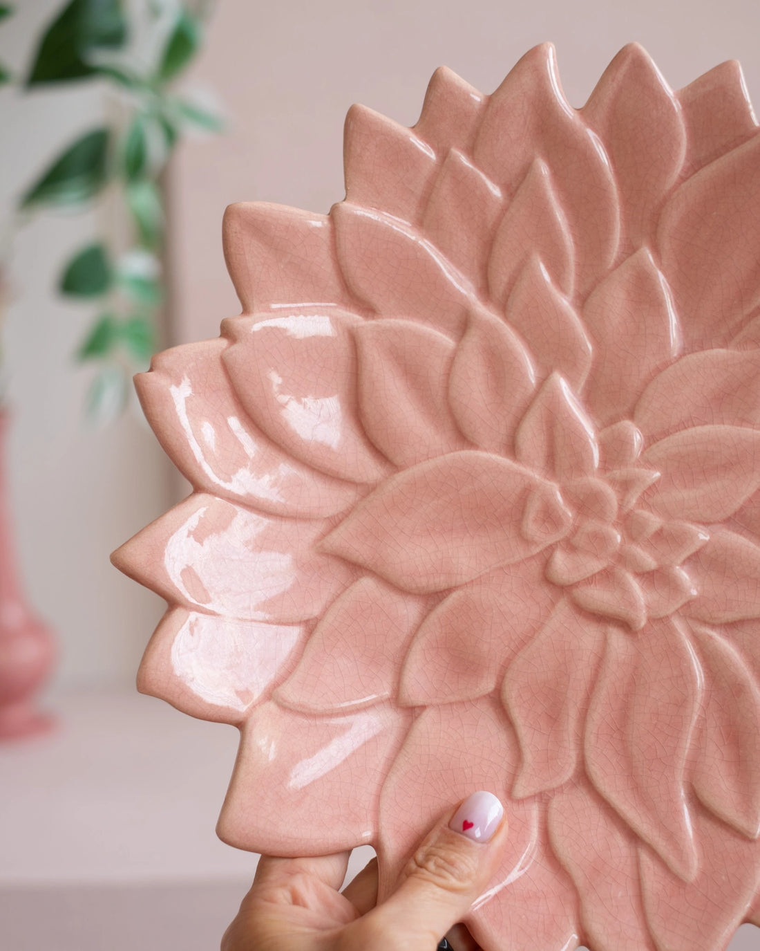 Grande assiette en faïence craquelée rose de Charolles