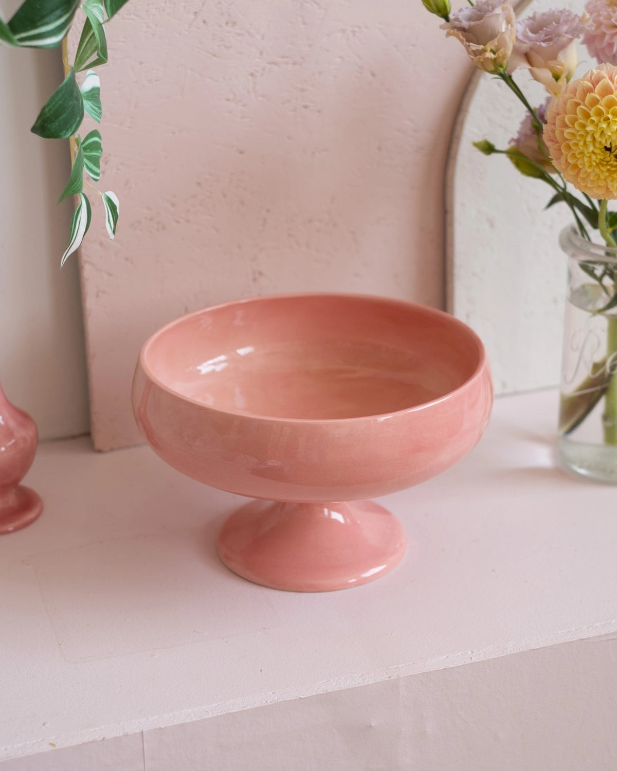 Grande coupe sur pied en faïence rose de Charolles
