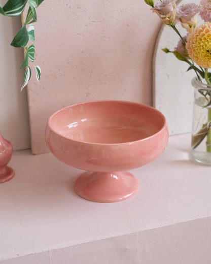 Grande coupe sur pied en faïence rose de Charolles