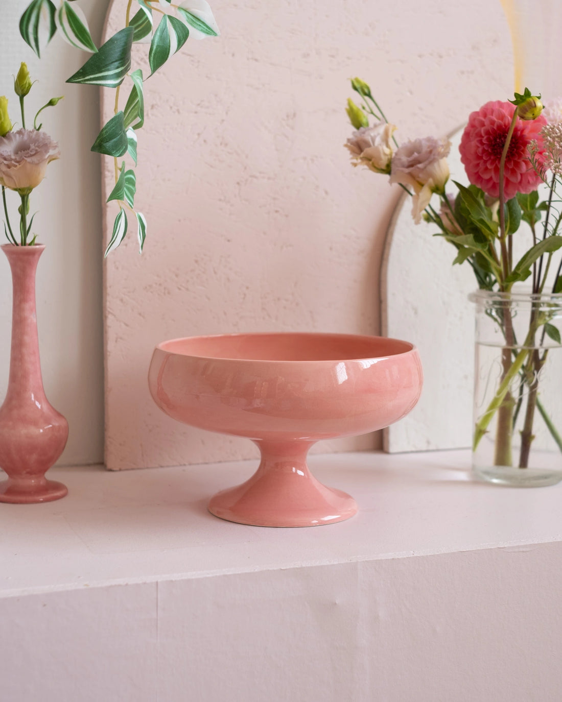 Grande coupe sur pied en faïence rose de Charolles