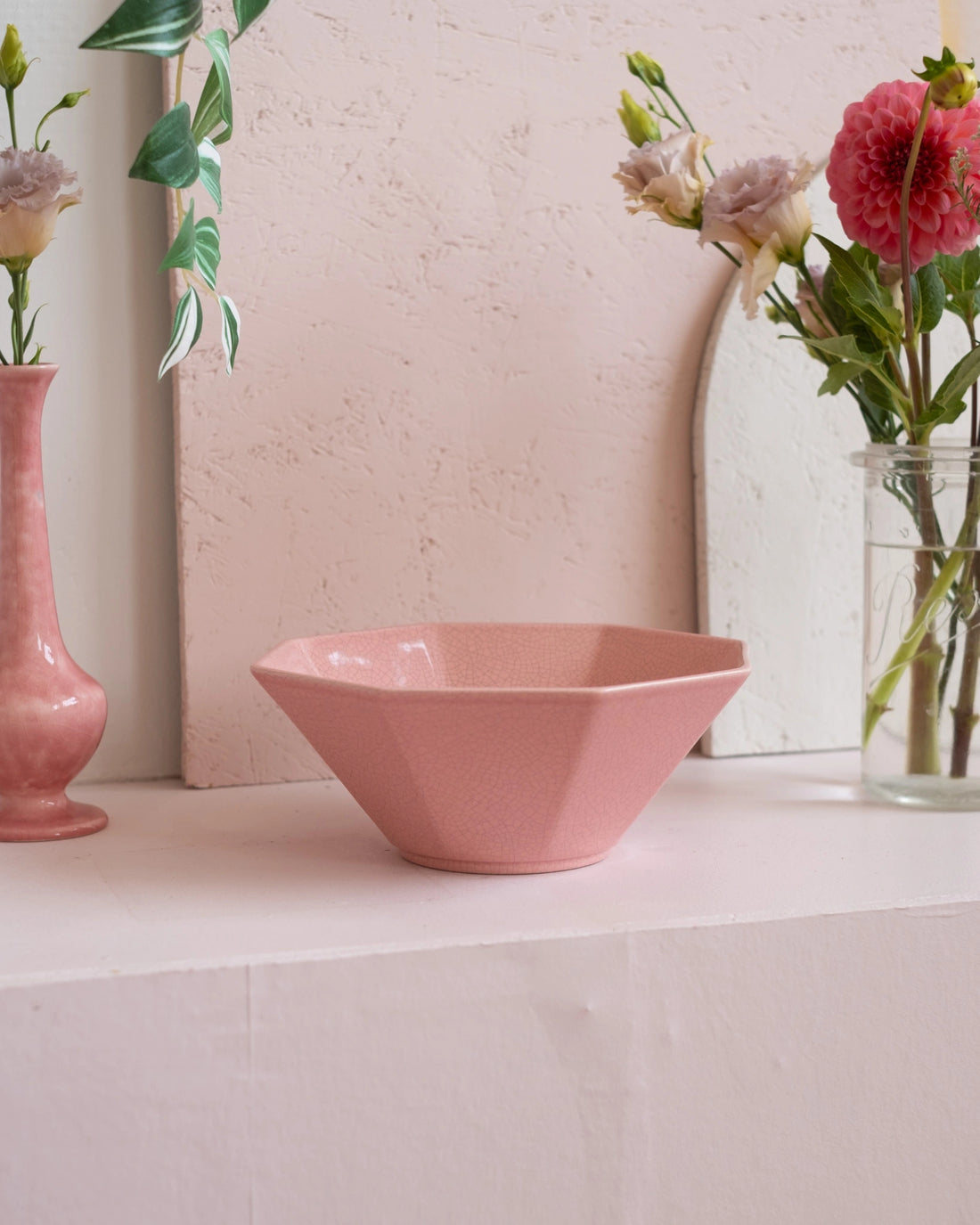 Grand saladier en faïence craquelée rose de Charolles
