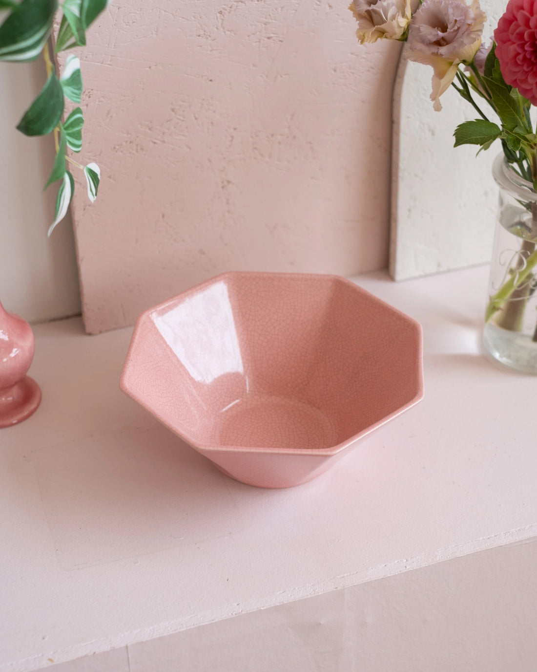 Grand saladier en faïence craquelée rose de Charolles