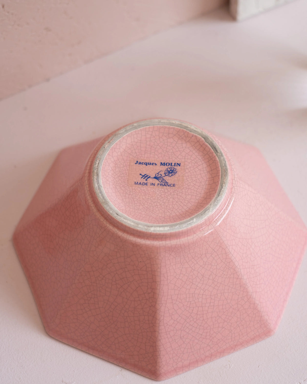 Grand saladier en faïence craquelée rose de Charolles