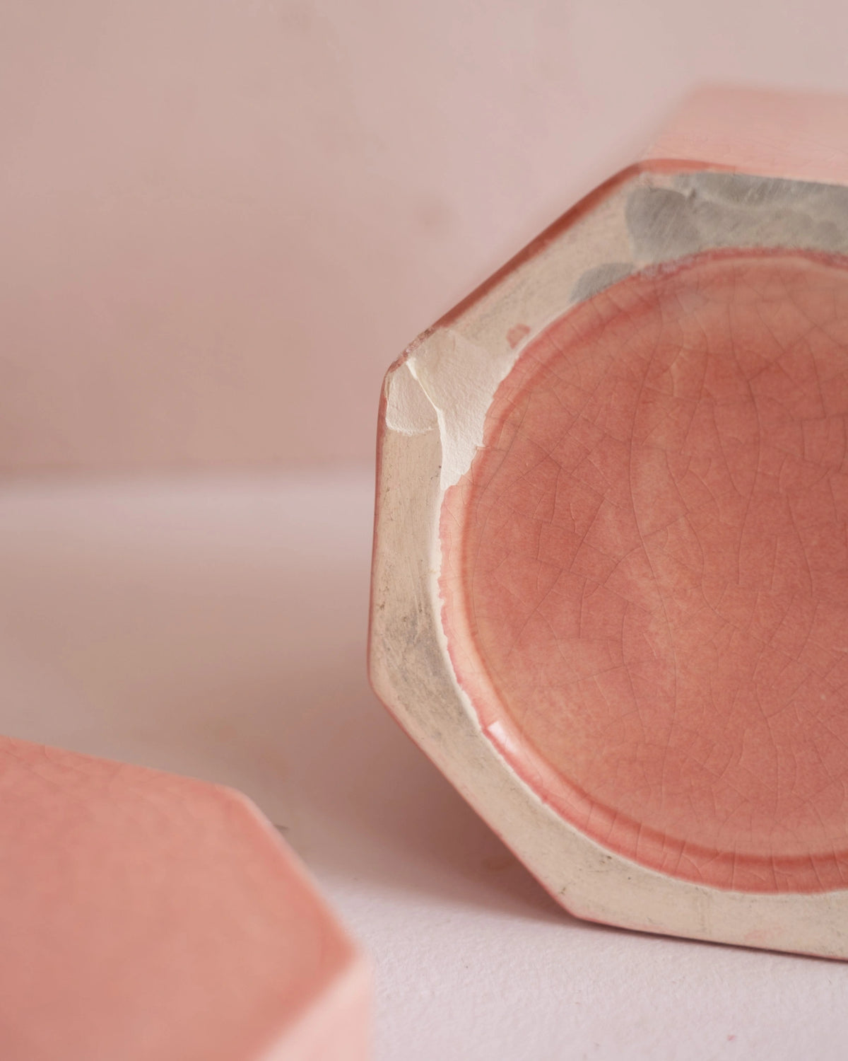 Ancien coffret en faïence craquelée rose de Charolles
