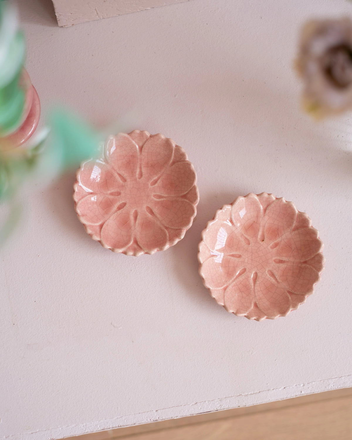Deux coupelles en faïence rose de Charolles