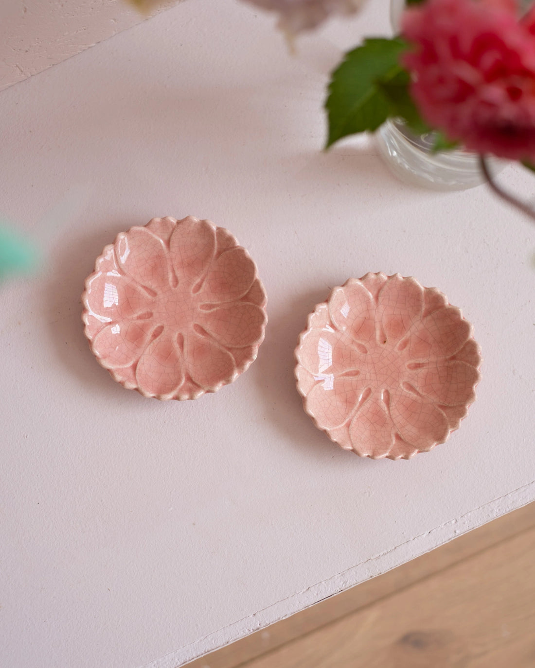 Deux coupelles en faïence rose de Charolles