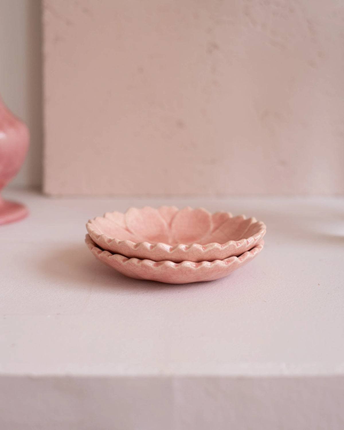 Deux coupelles en faïence rose de Charolles