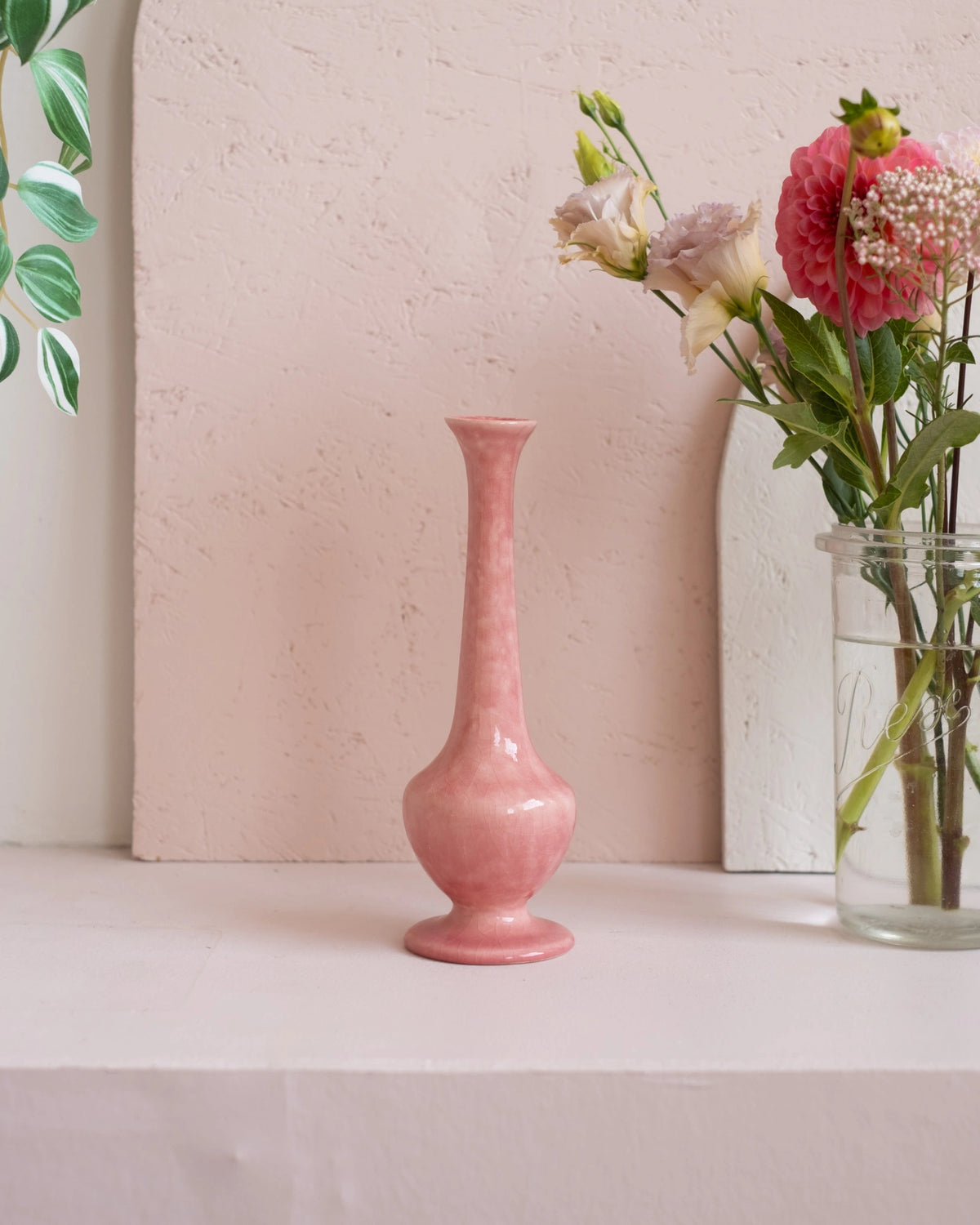 Ancien soliflore en faïence rose de Charolles