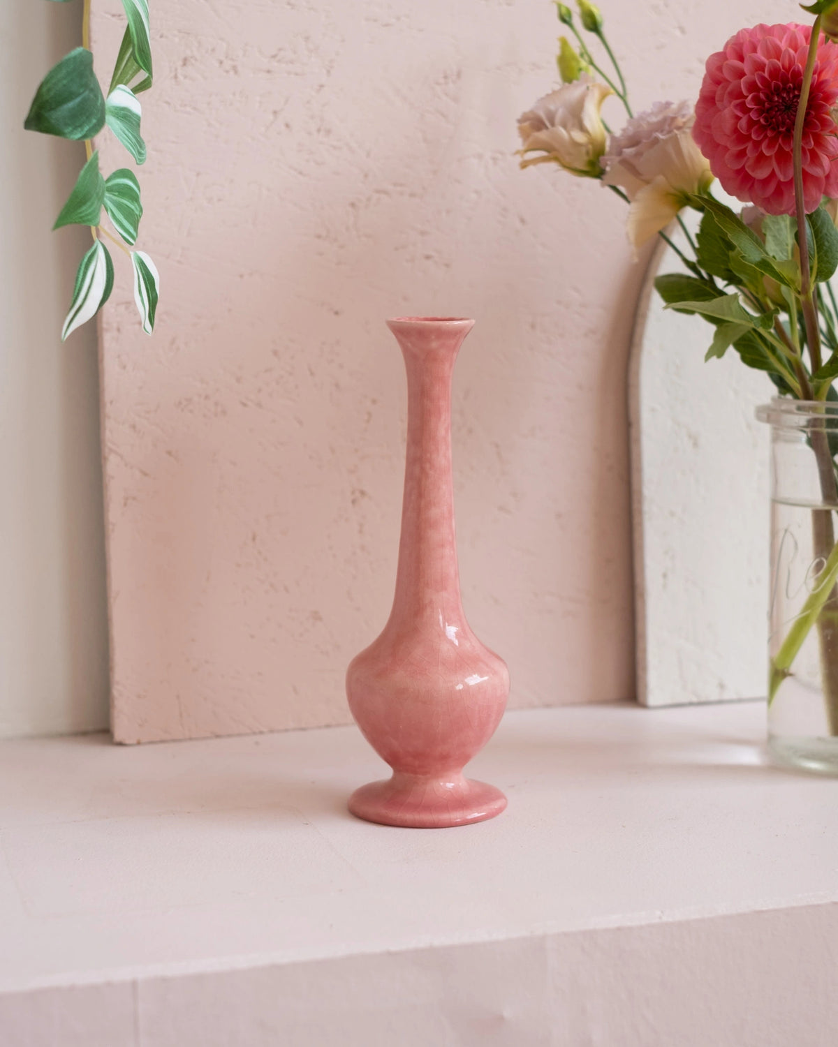 Ancien soliflore en faïence rose de Charolles