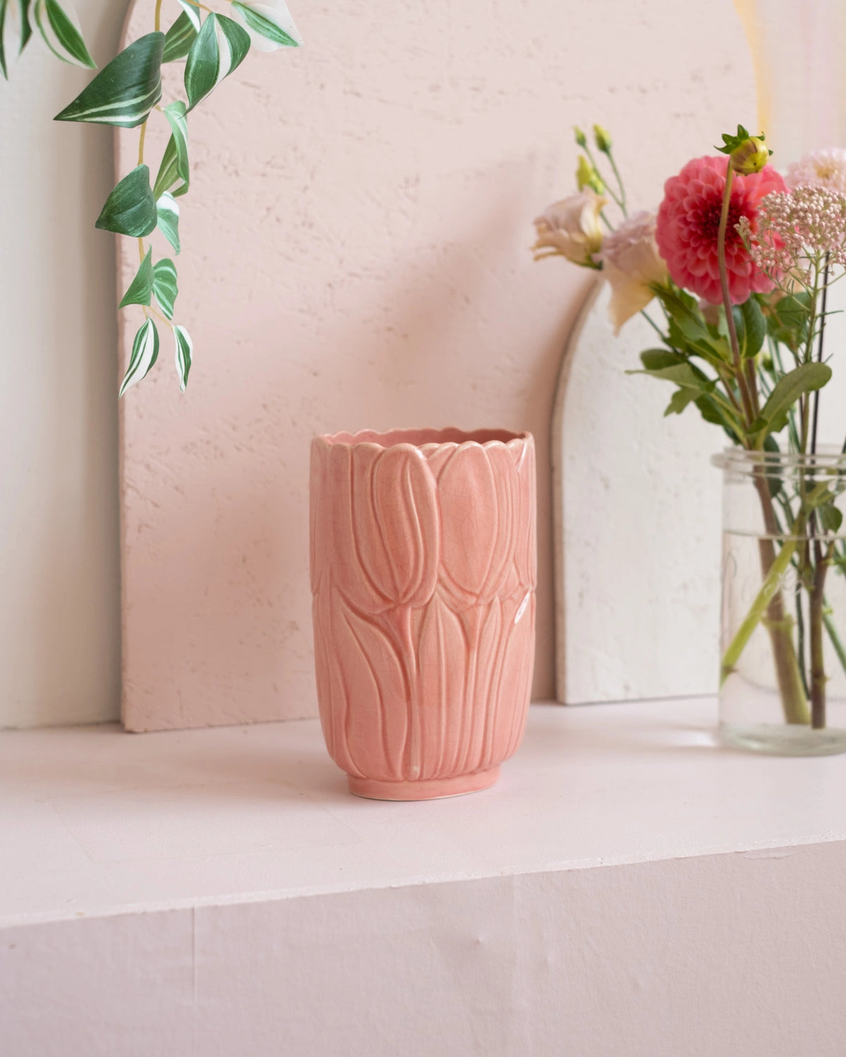 Ancien vase en faïence rose de Charolles