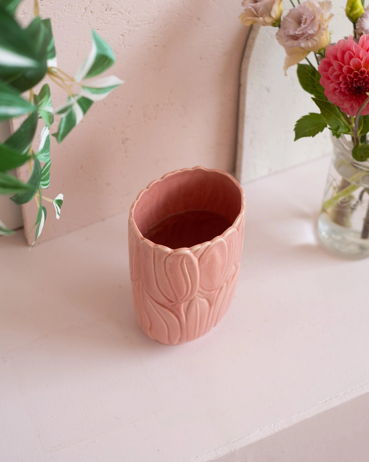 Ancien vase en faïence rose de Charolles