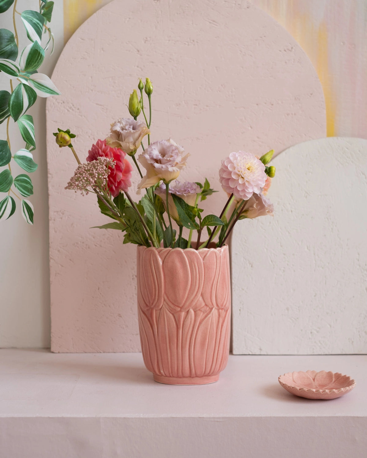 Ancien vase en faïence rose de Charolles