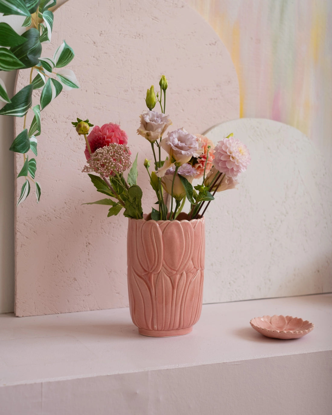 Ancien vase en faïence rose de Charolles