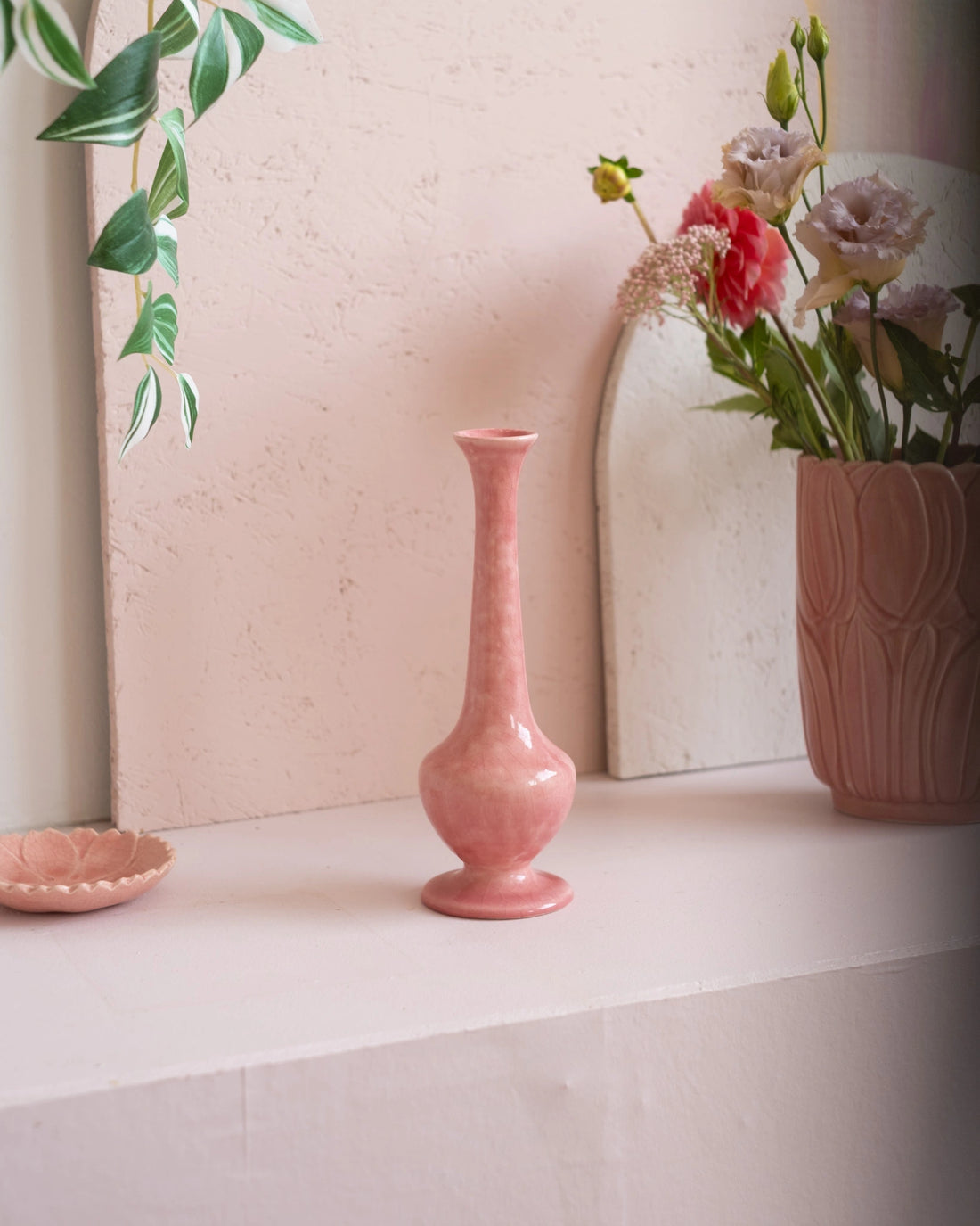 Ancien soliflore en faïence rose de Charolles