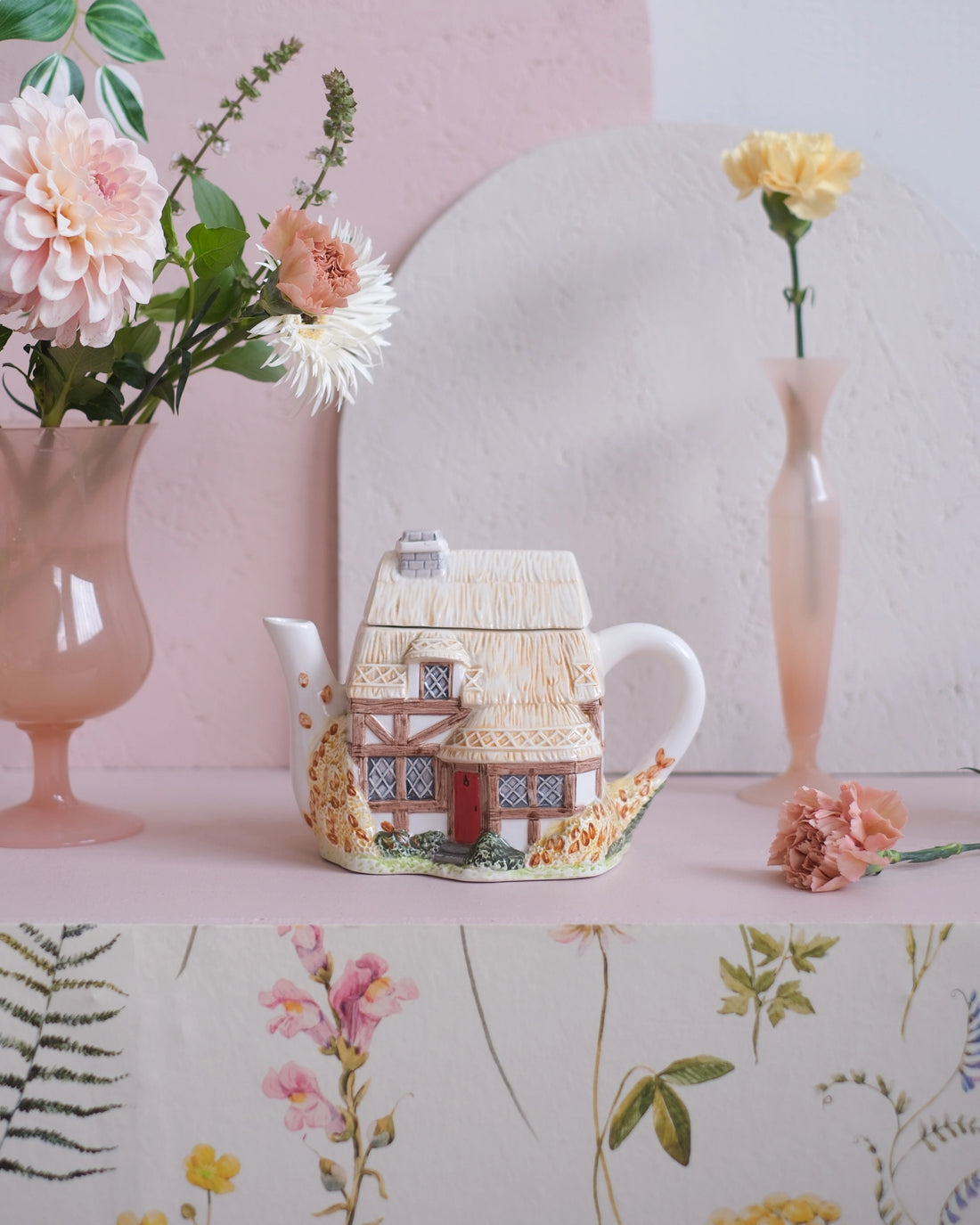 Ancienne théière en porcelaine anglaise - Cottage