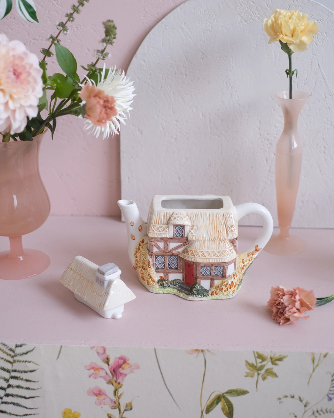 Ancienne théière en porcelaine anglaise - Cottage