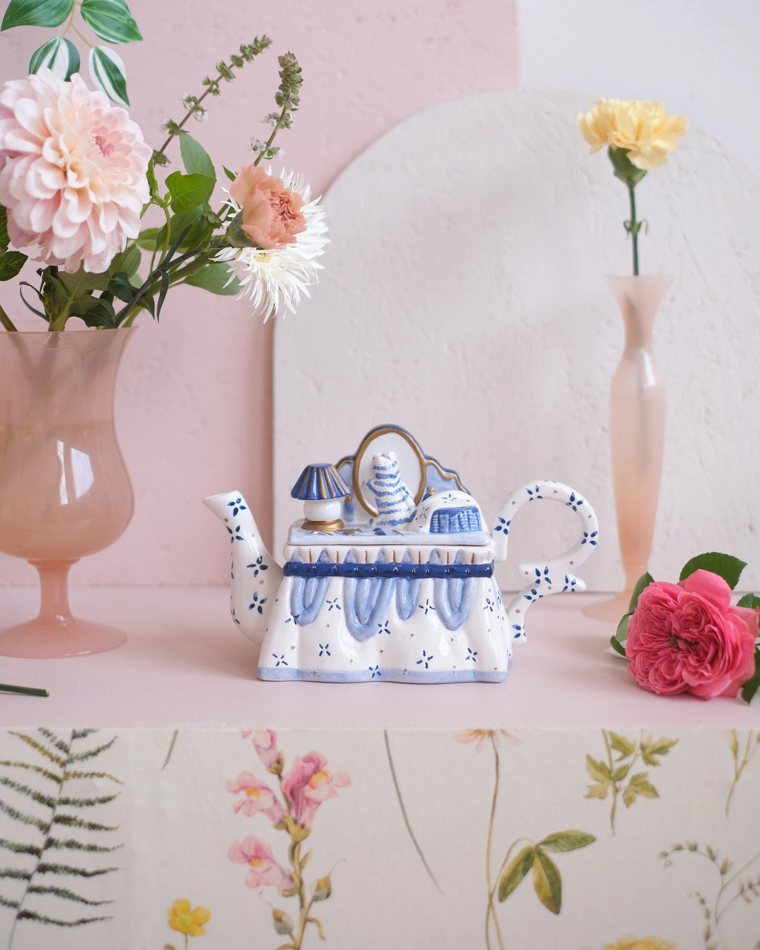 Ancienne théière en porcelaine anglaise - Coiffeuse