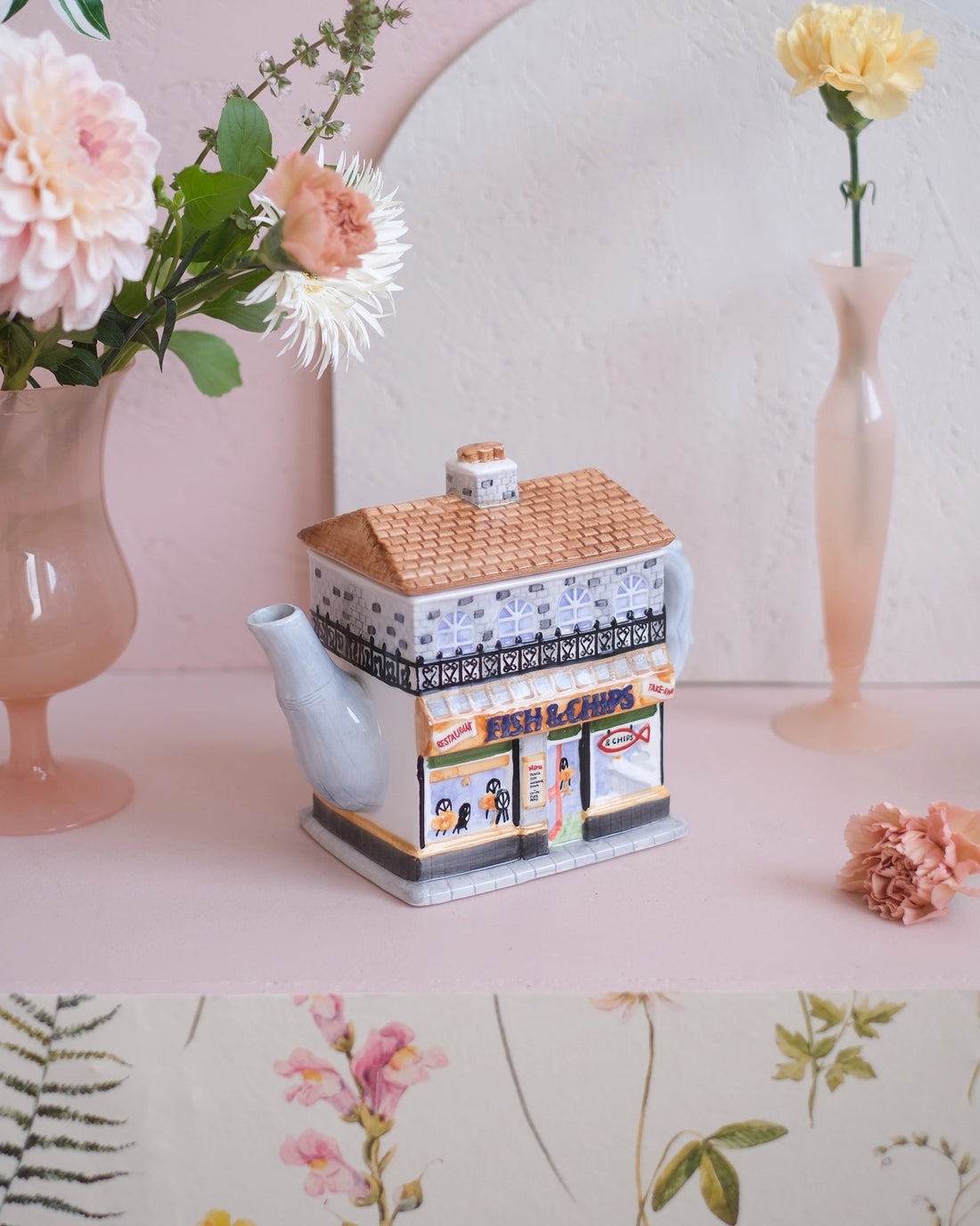 Ancienne théière en porcelaine anglaise - Fish &amp; Chips