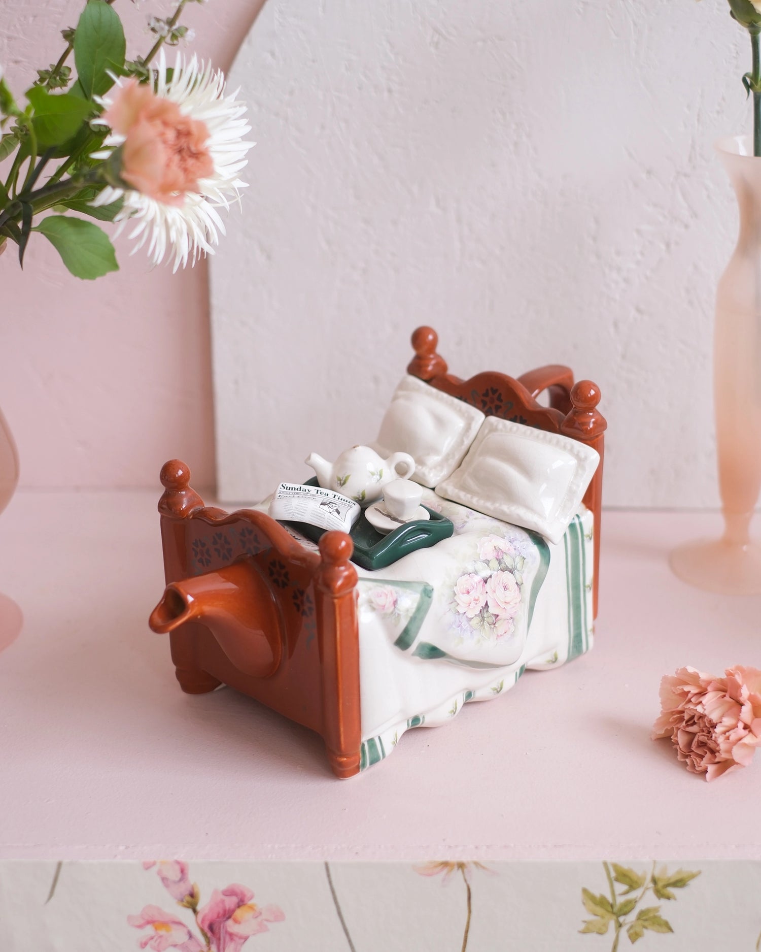Ancienne théière en porcelaine anglaise - Thé au lit