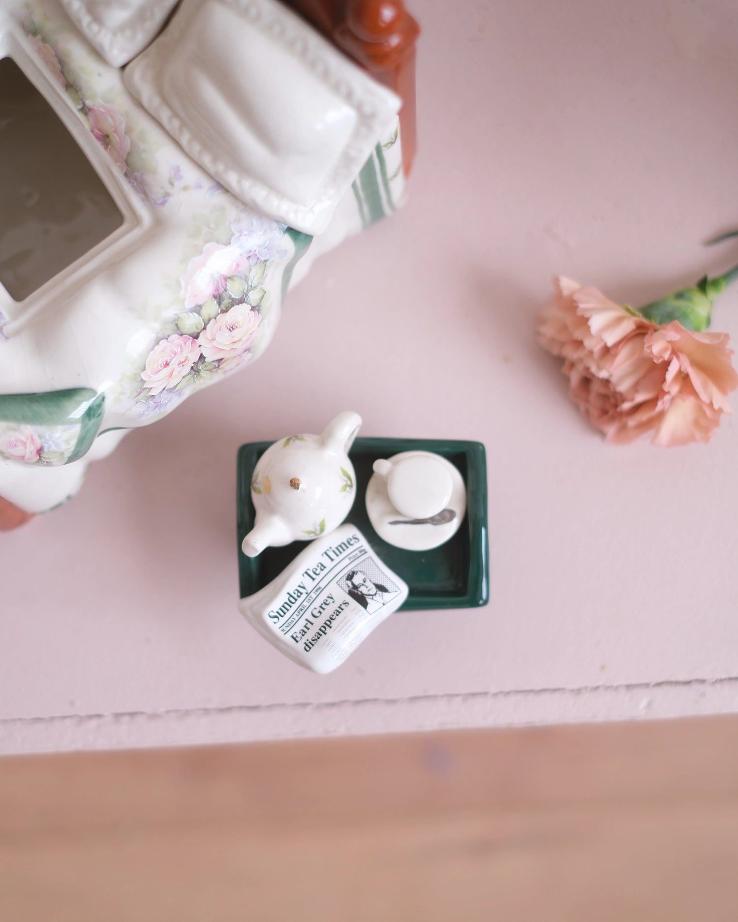 Ancienne théière en porcelaine anglaise - Thé au lit