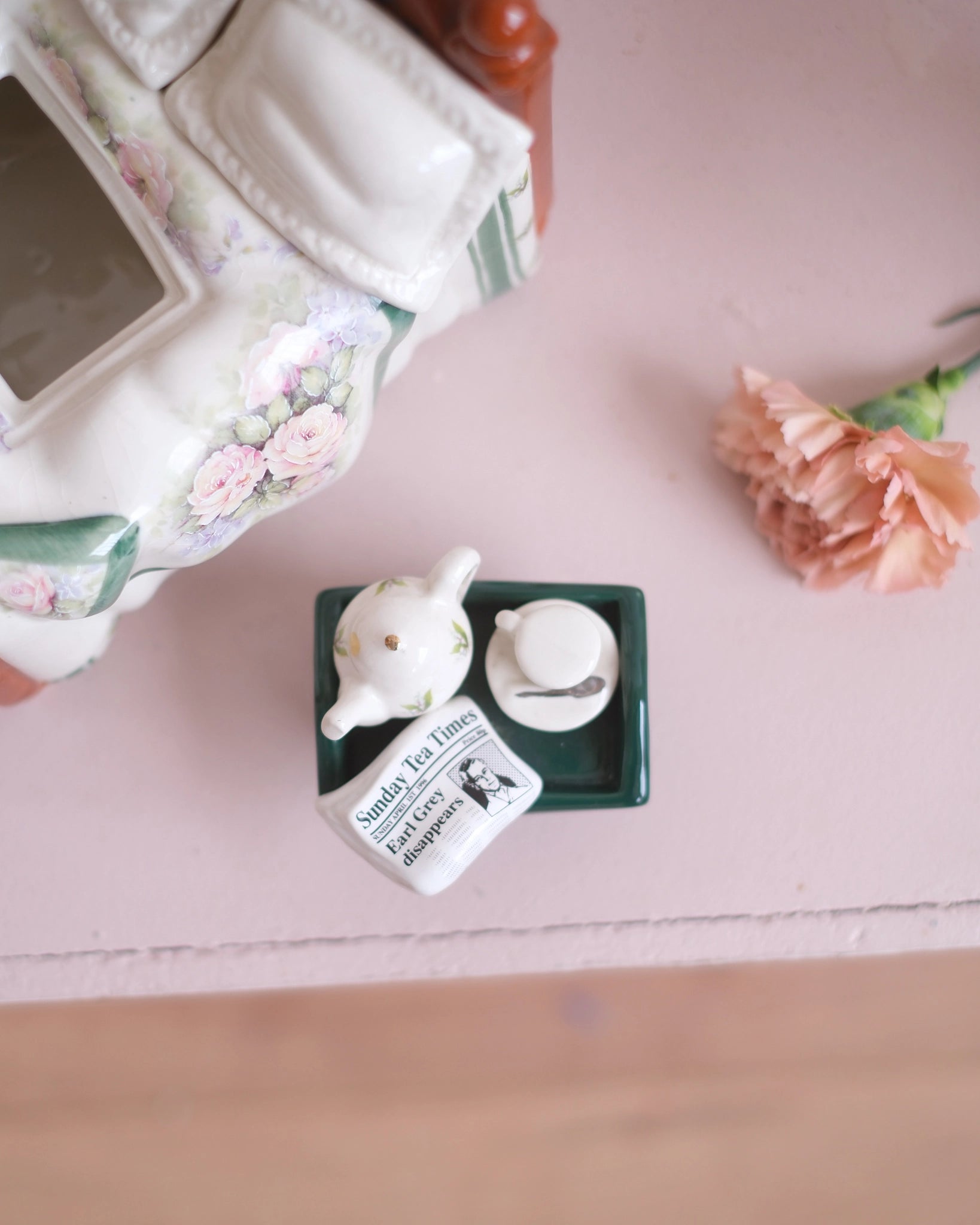 Ancienne théière en porcelaine anglaise - Thé au lit