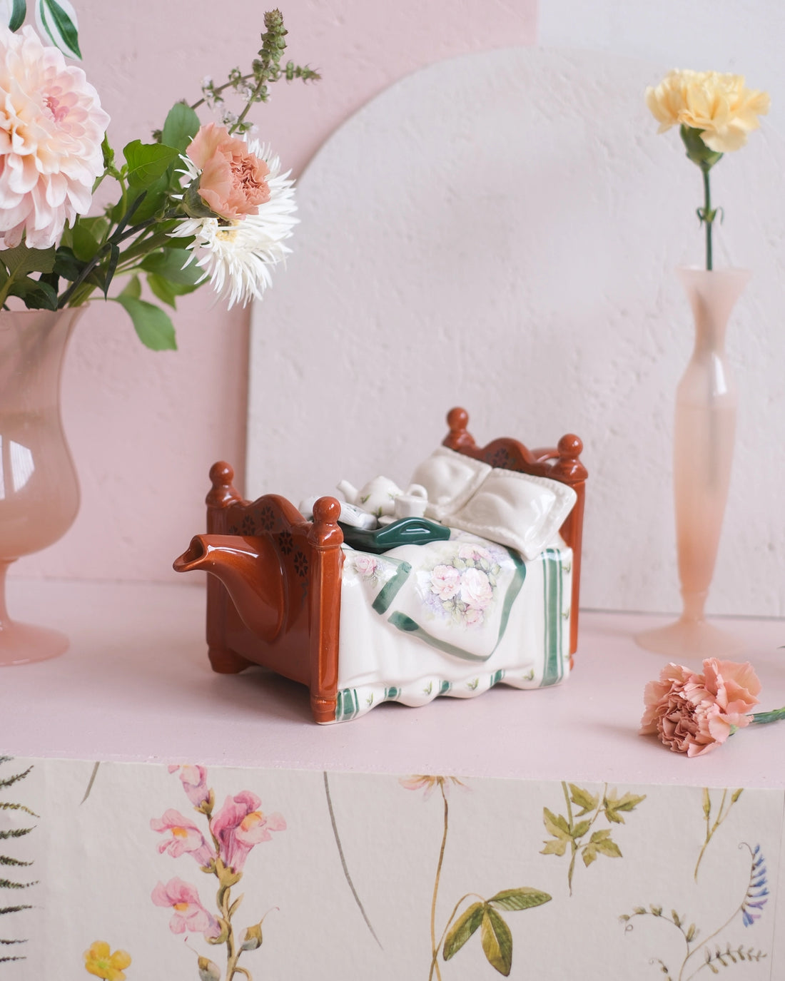 Ancienne théière en porcelaine anglaise - Thé au lit