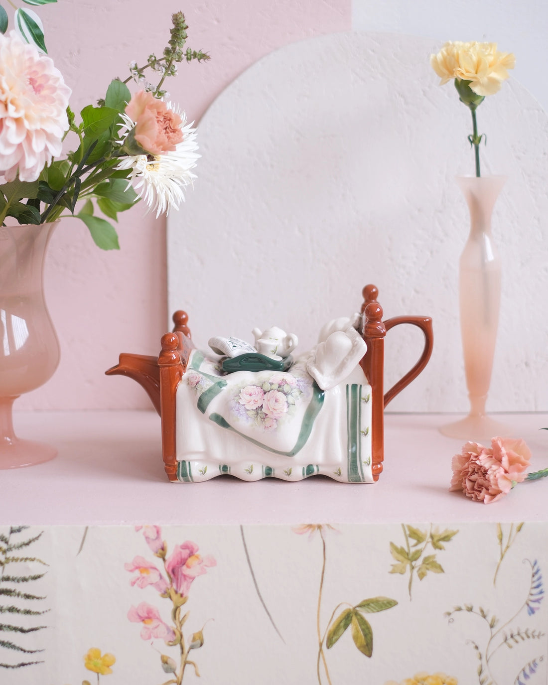 Ancienne théière en porcelaine anglaise - Thé au lit