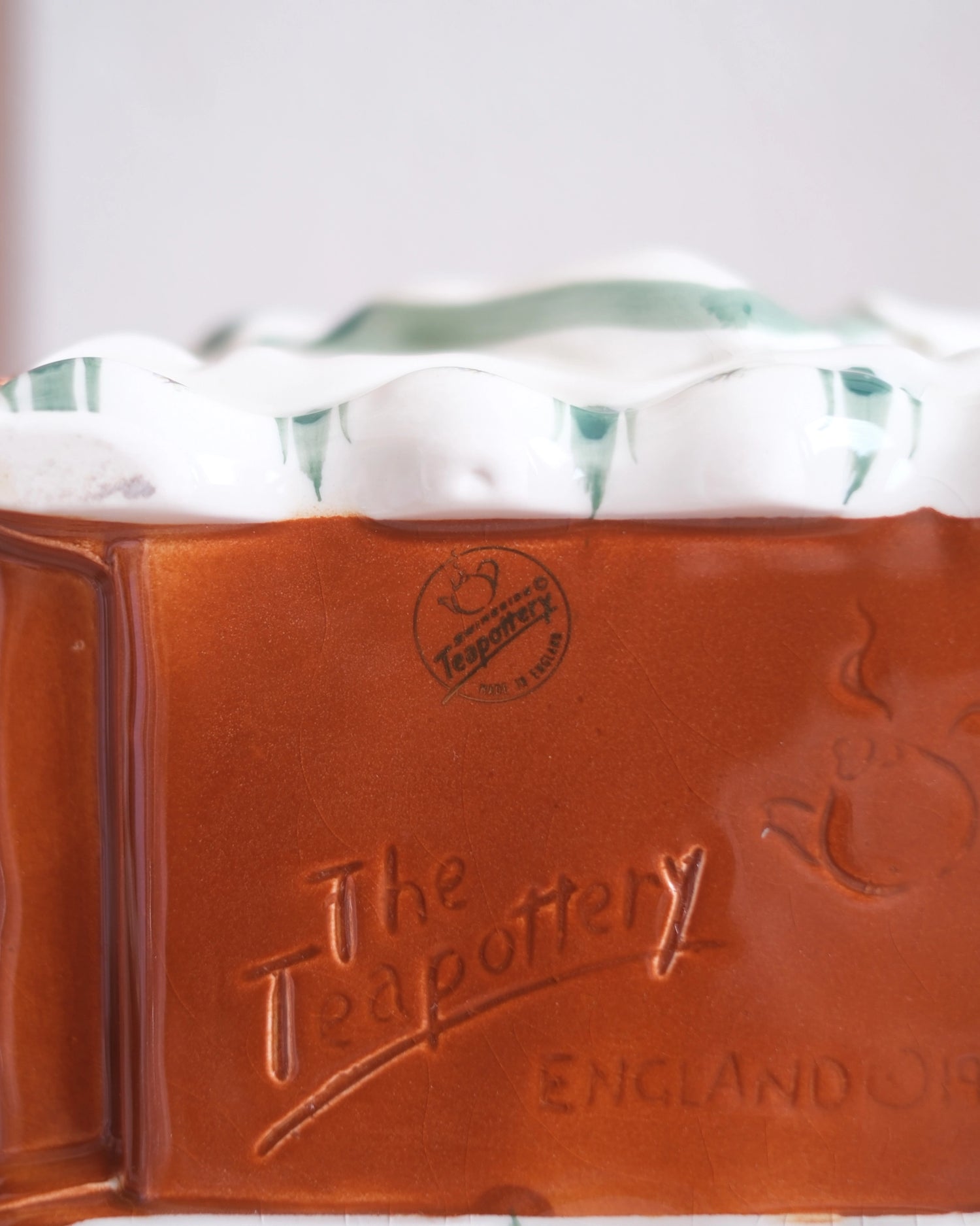 Ancienne théière en porcelaine anglaise - Thé au lit