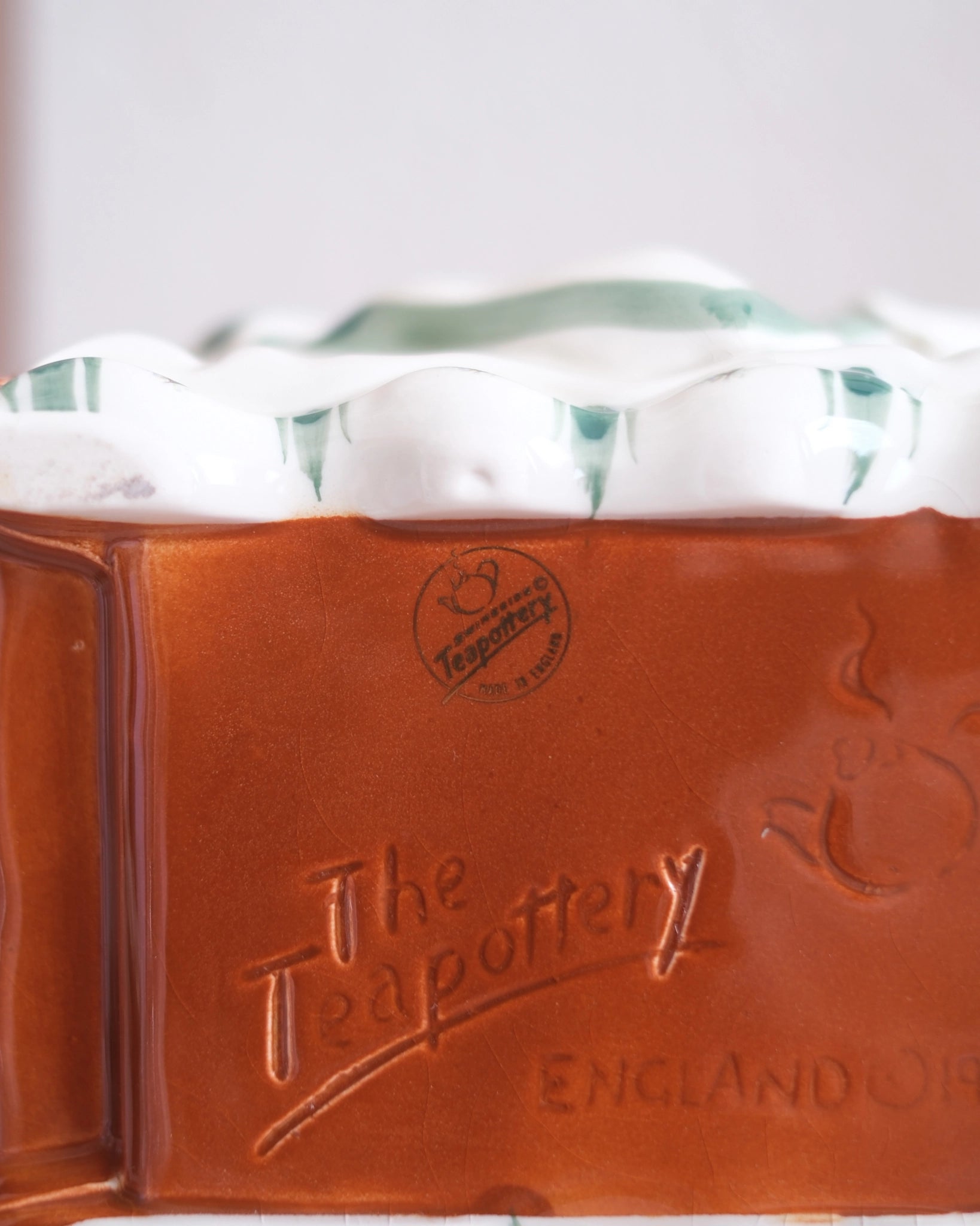 Ancienne théière en porcelaine anglaise - Thé au lit