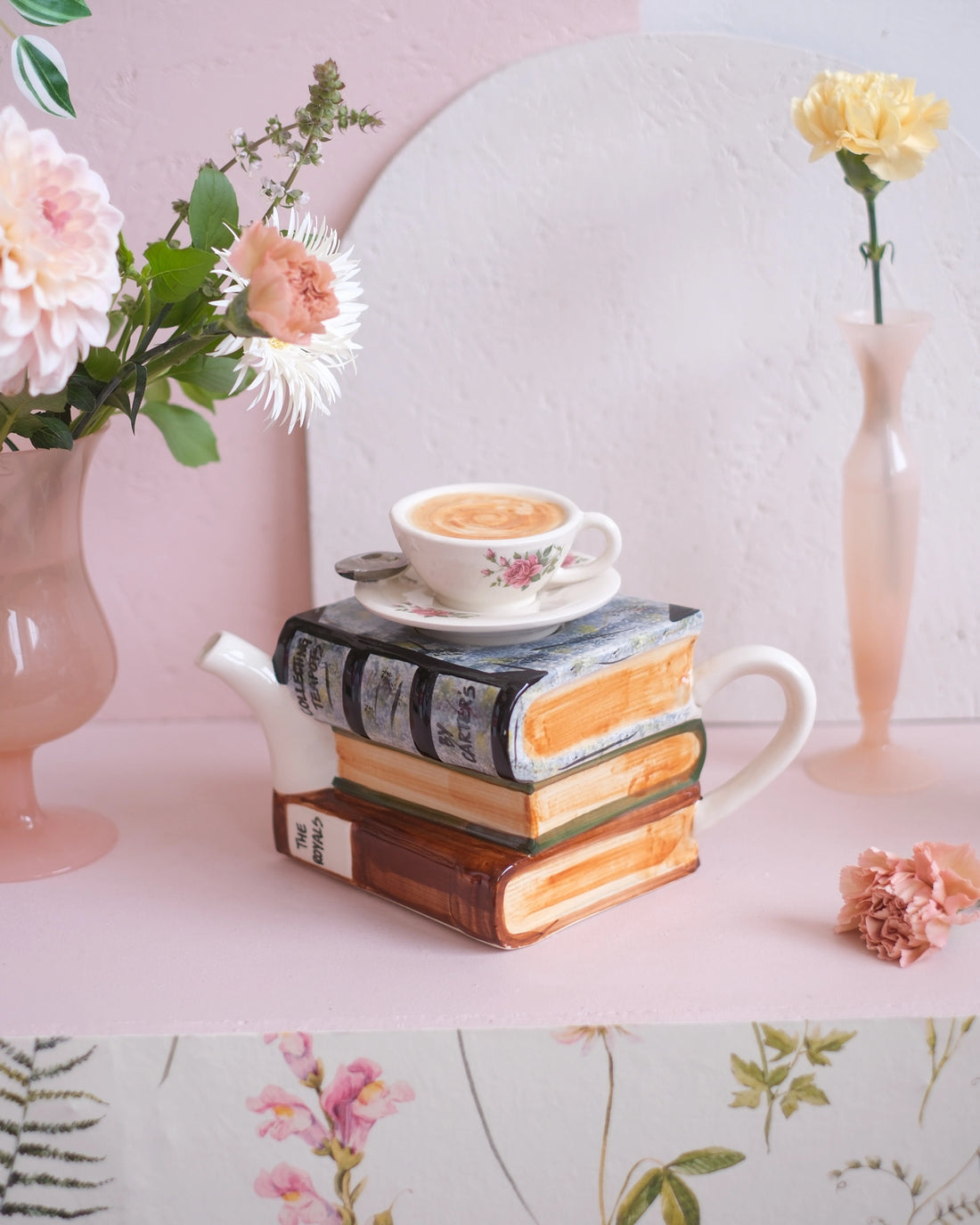 Ancienne théière en porcelaine anglaise - Tasse et livres