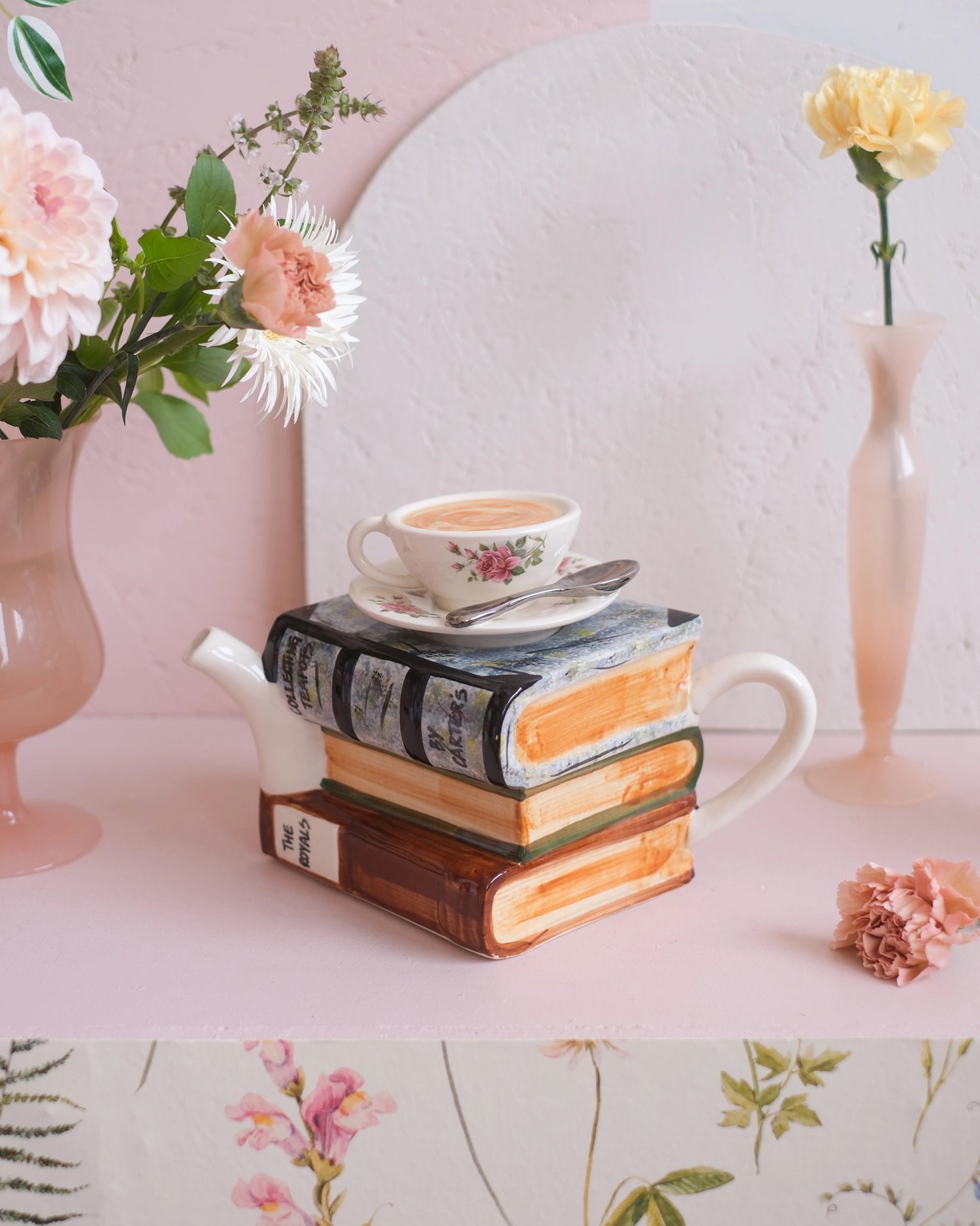 Ancienne théière en porcelaine anglaise - Tasse et livres
