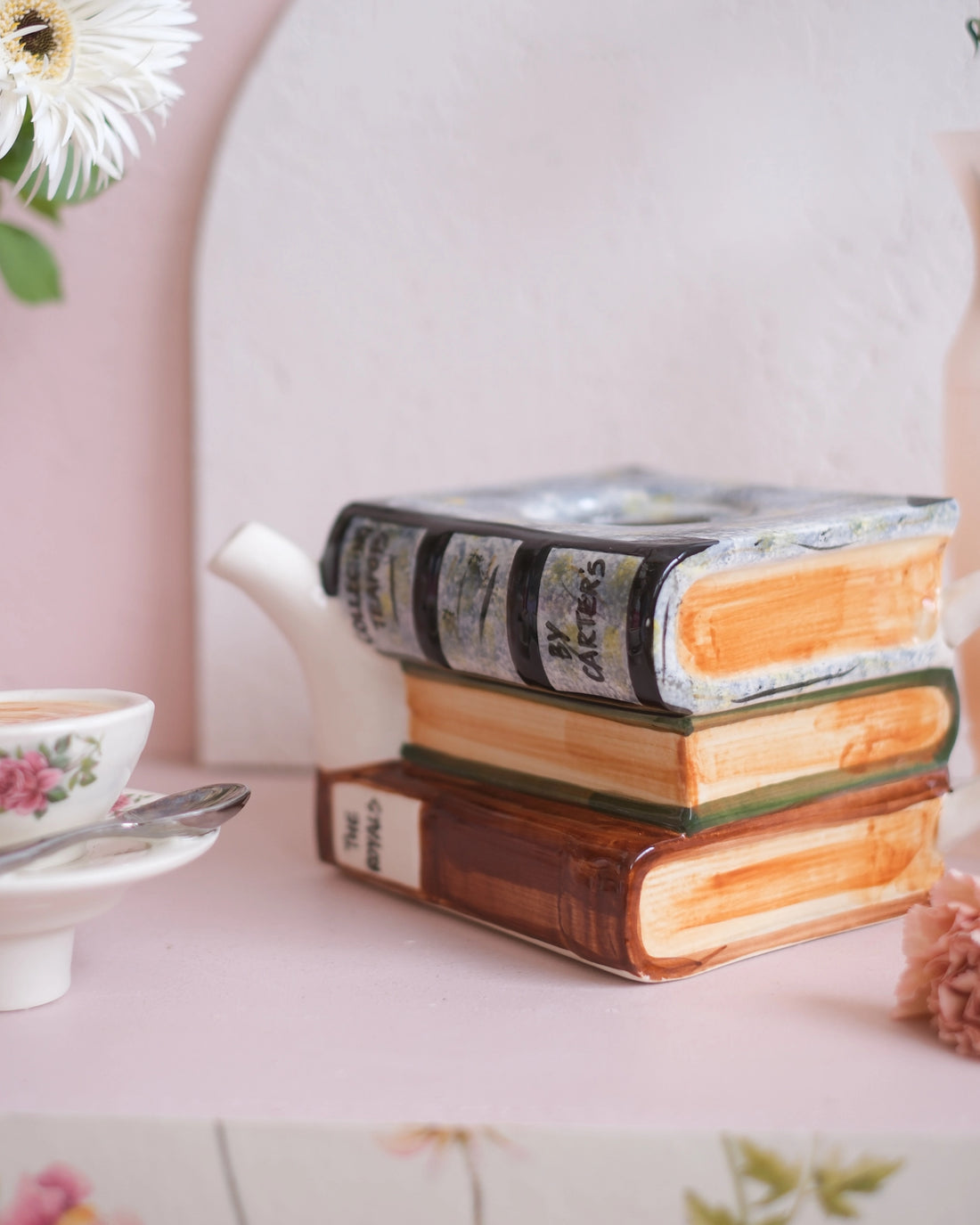 Ancienne théière en porcelaine anglaise - Tasse et livres