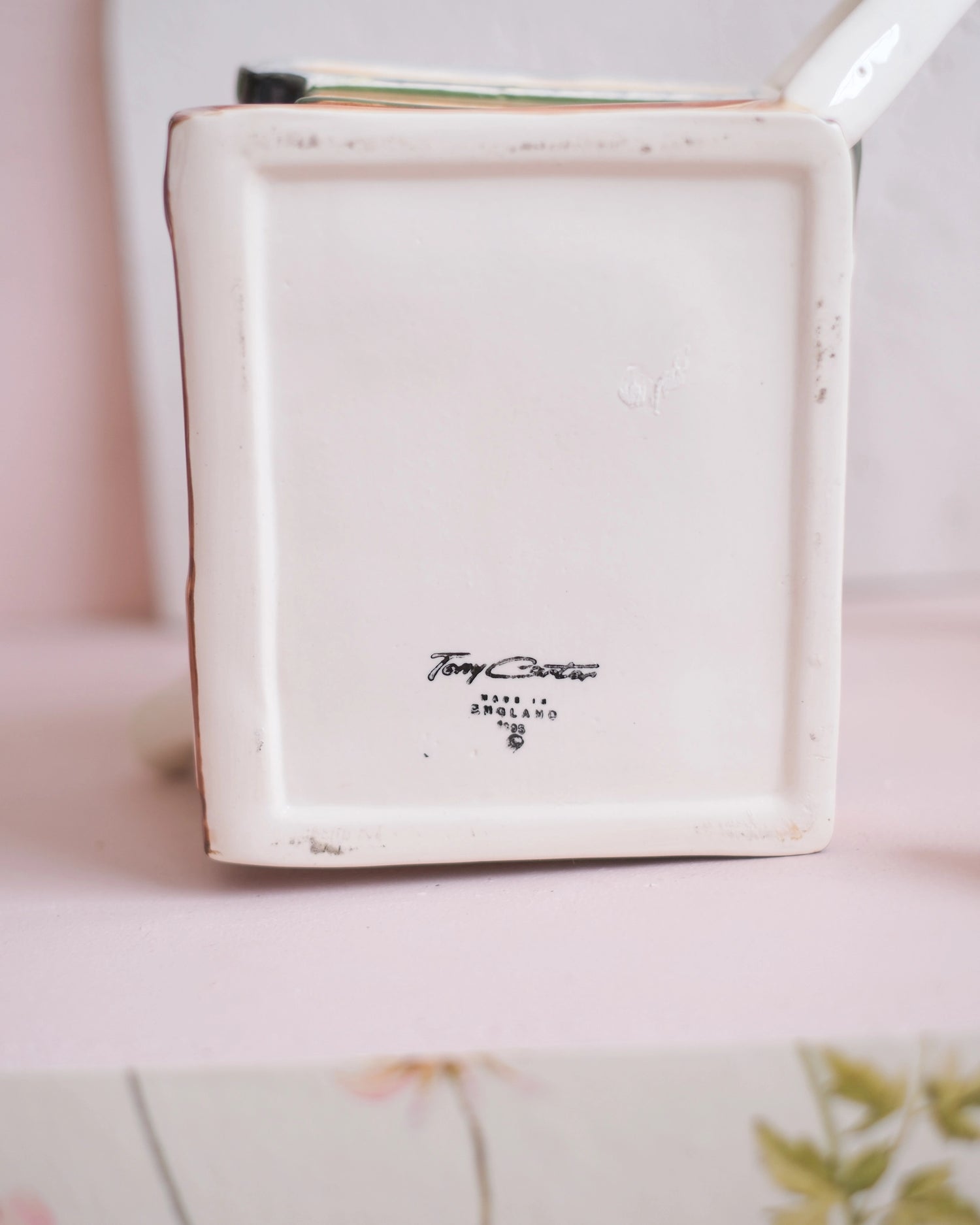Ancienne théière en porcelaine anglaise - Tasse et livres