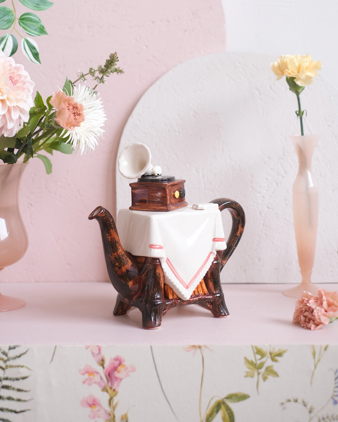 Ancienne théière en porcelaine anglaise - Sonophone