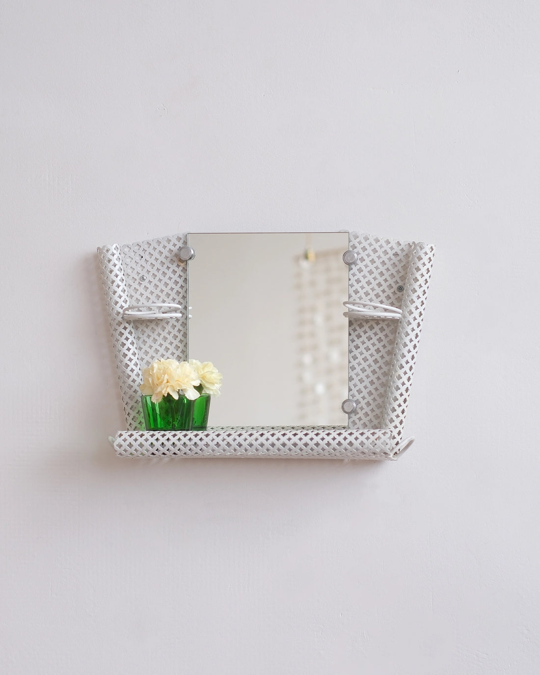 Ancienne étagère avec miroir en métal perforé
