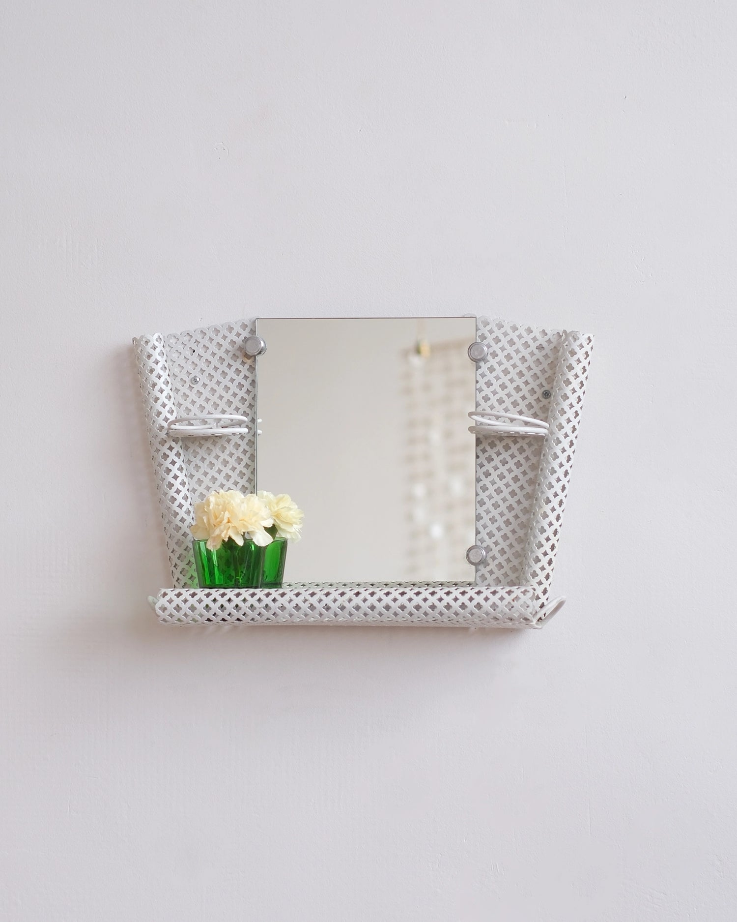Ancienne étagère avec miroir en métal perforé