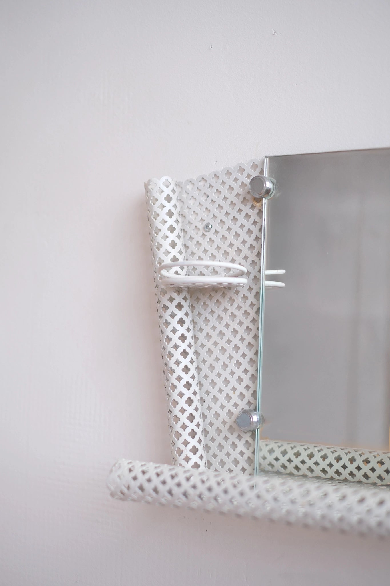 Ancienne étagère avec miroir en métal perforé