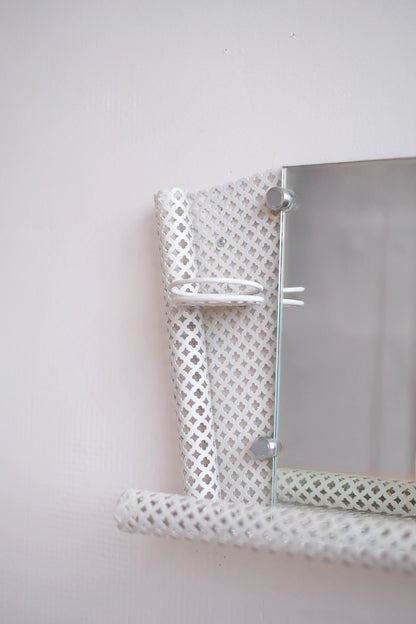 Ancienne étagère avec miroir en métal perforé