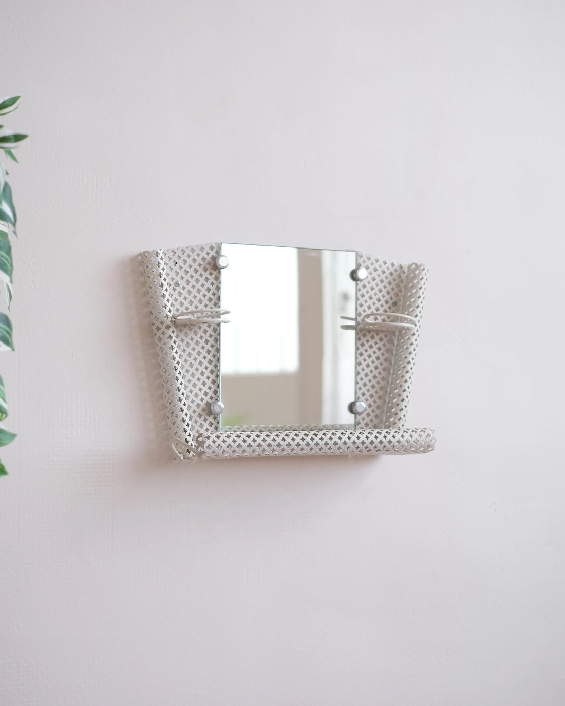 Ancienne étagère avec miroir en métal perforé