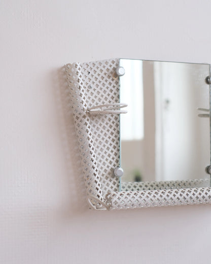 Ancienne étagère avec miroir en métal perforé